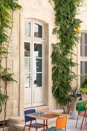 Outdoor dining - L'Arlatan (Arles)