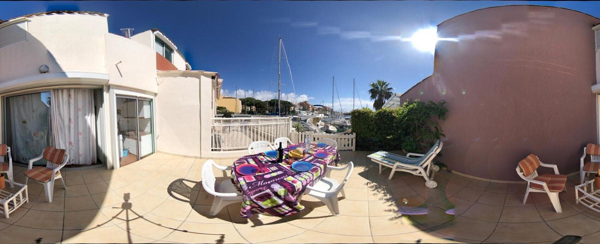 屋外ダイニングエリア