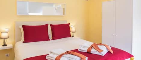 2 bedrooms, iron/ironing board, Internet, bed sheets