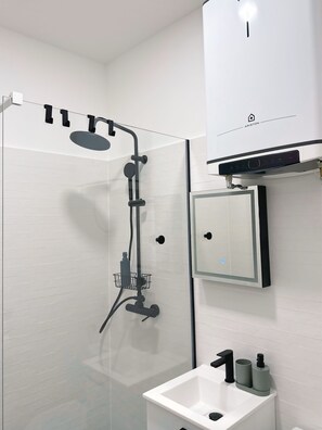 Shower, hair dryer, towels, soap - Heritage 1886 • Quiet Designer Lofti n Dorćol (Beograd)