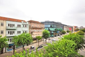 A street view with multi-story buildings, a clear sky, and greenery. - RH Charming Apartment Liberdade I (Braga)