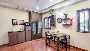 Deluxe Villa, Balcony, City View | Dining