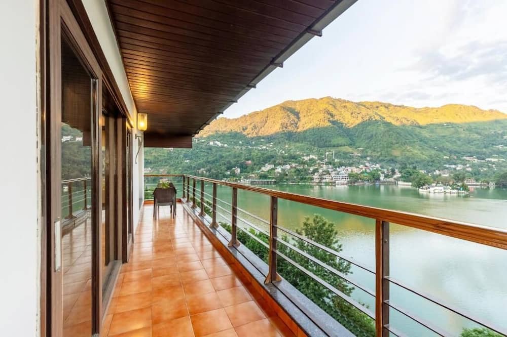 ELIVAAS Lakeview Manor 3-BHK Luxurious