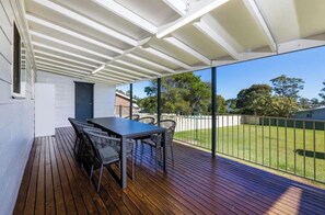 Outdoor dining - Jervis Bay Escape | Quiet, Modern & Perfect for Families (Sanctuary Point)