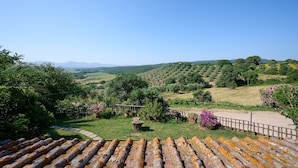 A rural landscape with a clear sky, terraced fields, and a wooden fence. - Apartment '2' with Shared Pool and Garden, Wi-Fi, and Air Conditioning (Massa Marittima)