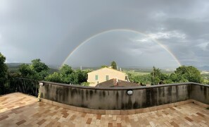 Property grounds - Apartment '2' with Shared Pool and Garden, Wi-Fi, and Air Conditioning (Massa Marittima)