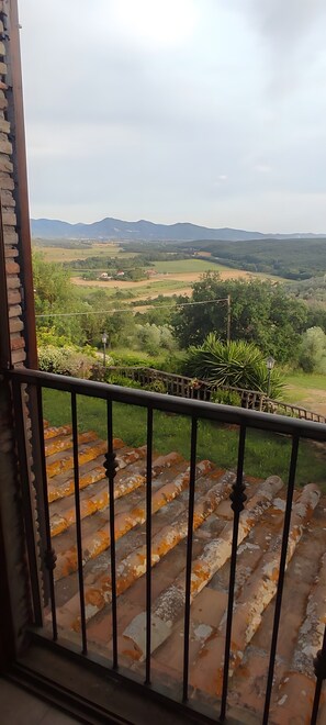 Interior - Apartment '2' with Shared Pool and Garden, Wi-Fi, and Air Conditioning (Massa Marittima)