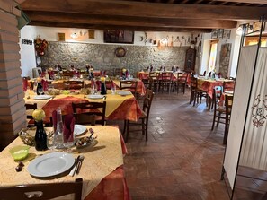 Dining - Apartment '2' with Shared Pool and Garden, Wi-Fi, and Air Conditioning (Massa Marittima)