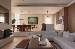 Un salon moderne avec un canapé, une table basse et un coin repas.