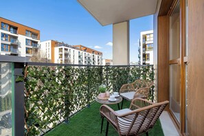 Outdoor dining - Cozy Apartment in Krakow | Balcony | Parking | Workspace (Kraków)