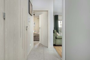 1 habitación, escritorio, tabla de planchar con plancha y cuna de viaje 