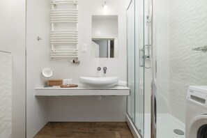 Shower, hair dryer, towels, shampoo - Cozy Apartment in Krakow | Balcony | Parking | Workspace (Kraków)