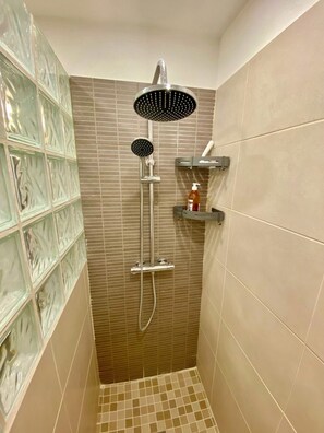 Hair dryer, towels, soap, toilet paper - APARTMENT 2 P ANTIBES - IDEAL VACATION FOR 2 (Antibes)