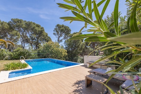 Piscina. Casa vacacional 'Bosc' con vistas al mar, piscina privada y Wi-Fi