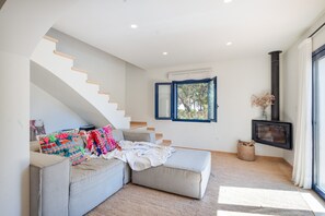 Fireplace - Holiday Home 'Bosc' with Sea View, Private Pool and Wi-Fi (Pals)