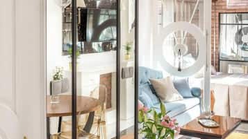 Studio Suite Romantis, AC | Ruang keluarga | TV