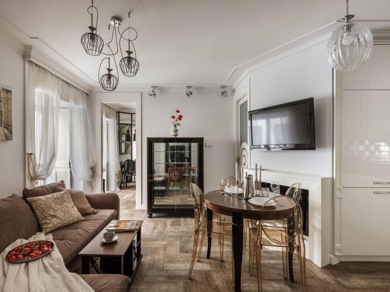 Apartamento exclusivo, 2 habitaciones | Sala de estar | Una televisión