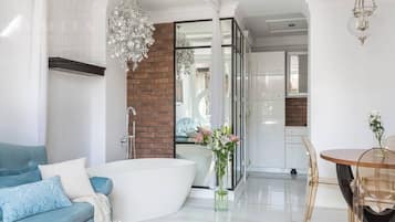 Studio Suite Romantis, AC | Ruang keluarga | TV