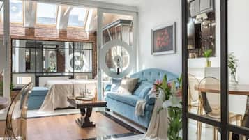 Romantische Studiosuite, Klimaanlage | Wohnbereich