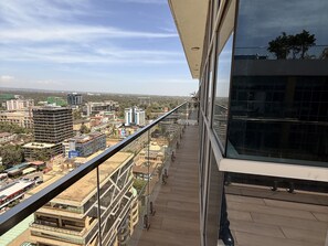 Property grounds - Spacious 3-bedroom apartment in fantastic Nairobi with AC and gym (Nairobi)