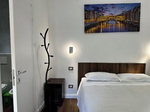 Camera tripla, vista città