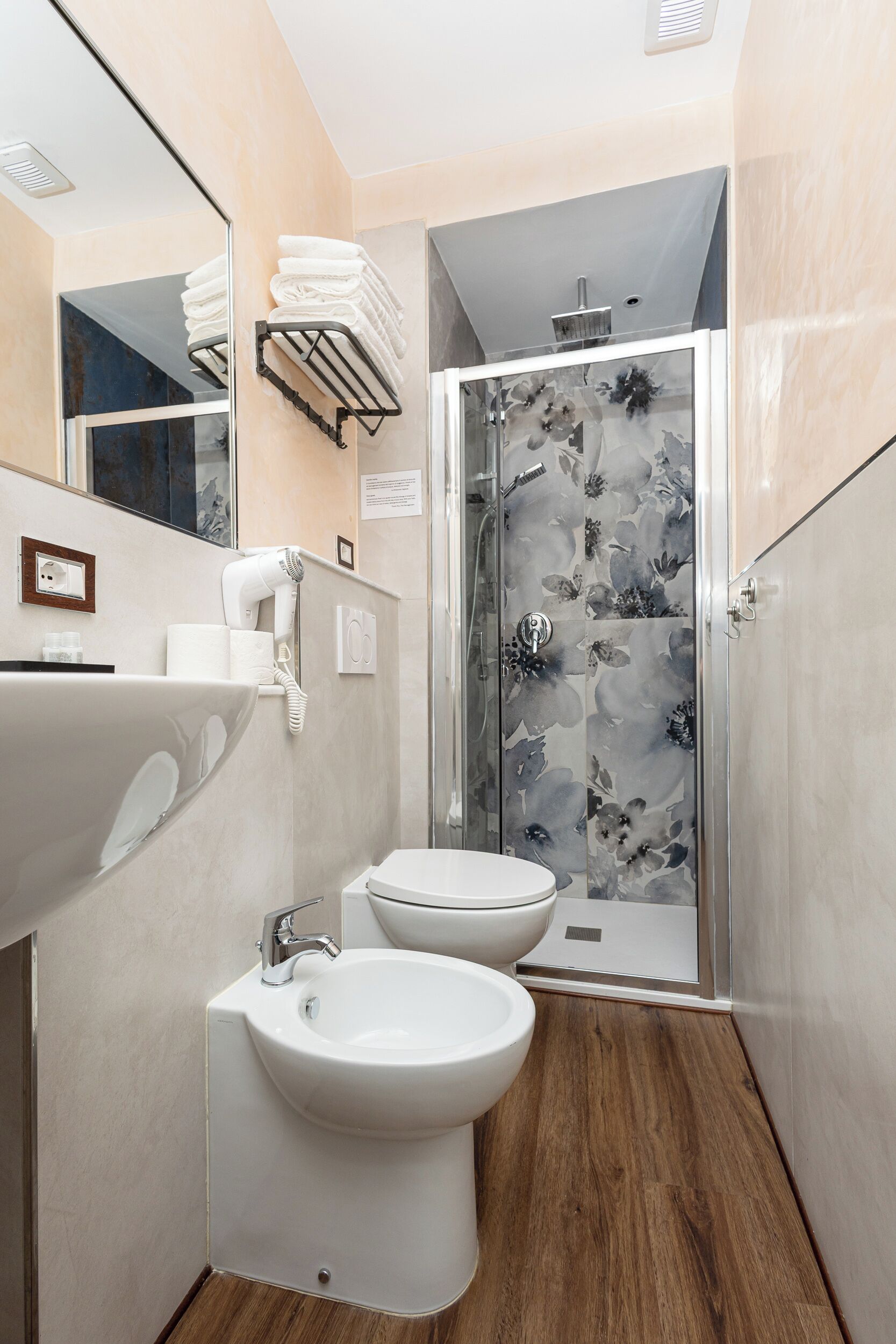 Articles de toilette gratuits, savon, shampoing, papier toilette