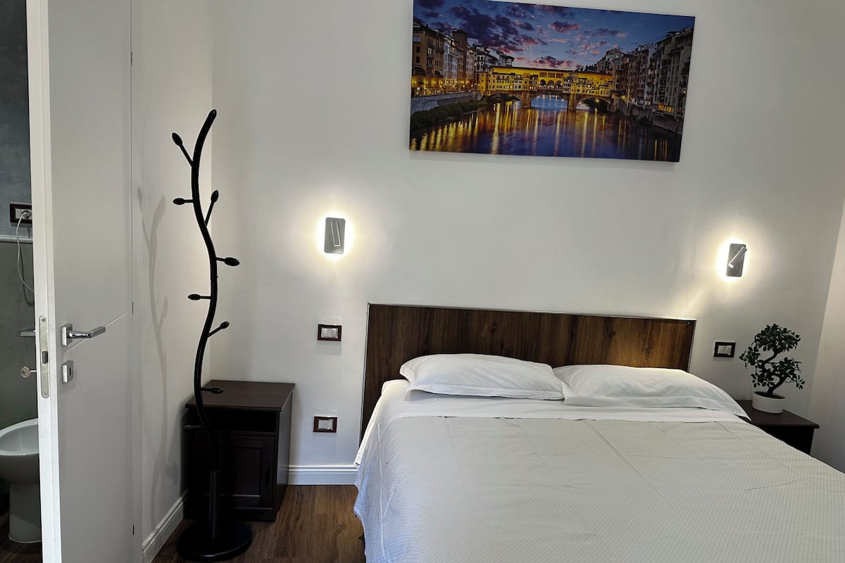 Camera tripla, vista città