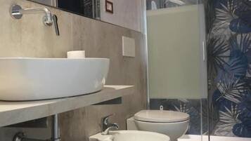 Triple Room, City View | Bathroom