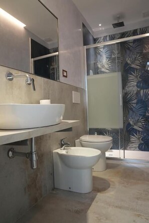 Camera tripla, vista città | Bagno