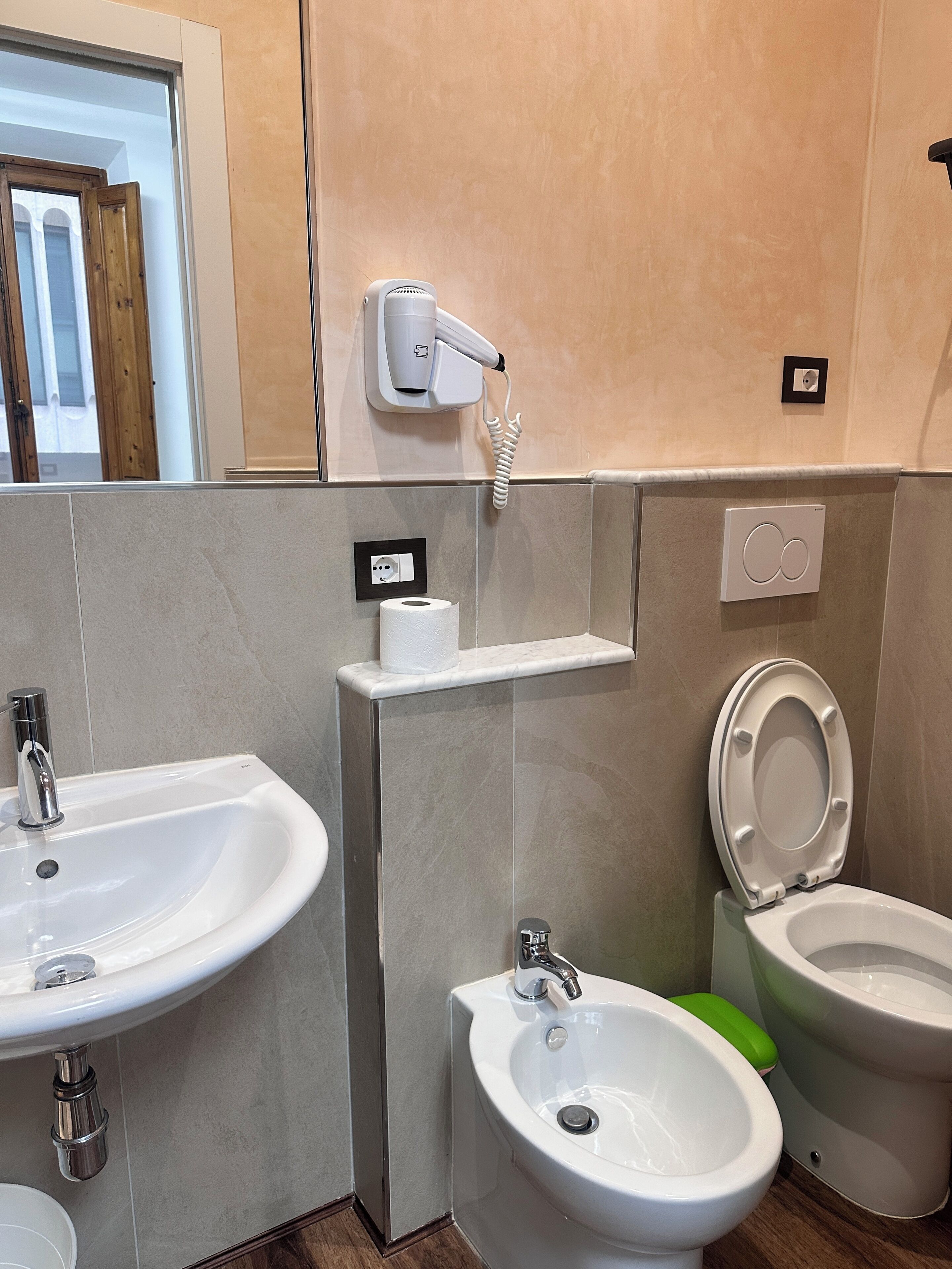 Dreibettzimmer, Stadtblick | Badezimmer