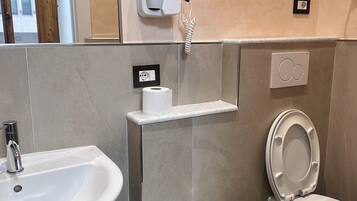 Dreibettzimmer, Stadtblick | Badezimmer