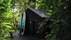 Eine Holzhütte mit Tür und kleiner Veranda.