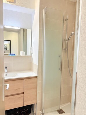 Shower, hair dryer - St Cyprien, right on the water, beach or swimming pool (Saint-Cyprien)