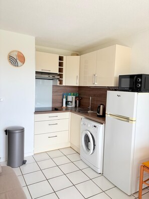 Fridge, microwave, coffee/tea maker, electric kettle - St Cyprien, right on the water, beach or swimming pool (Saint-Cyprien)