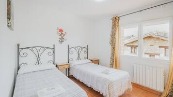 4 bedrooms, iron/ironing board, WiFi, bed sheets