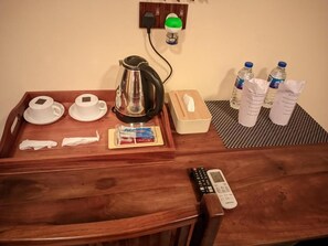 Family Room, Patio | Kopi dan/atau pembancuh kopi