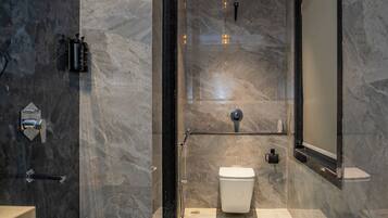 Kamar Double Mewah | Kamar mandi | Perlengkapan mandi gratis, pengering rambut, handuk, dan sabun