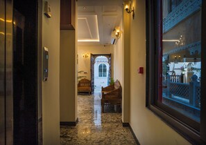 Lobby-lounge