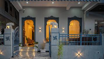 Pintu masuk hartanah