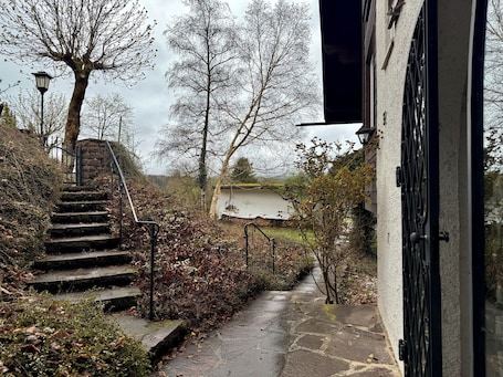 Unterkunftsgelände. Auszeit am Walchensee mit Garten, Seeblick & Sauna