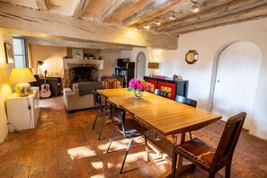 Dining - 15th-century priory in the heart of Anjou, between Angers and Le Mans (Huillé-Lézigné)