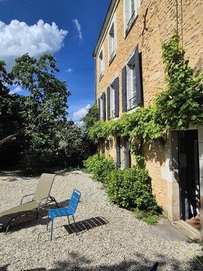 Terrace/patio - 15th-century priory in the heart of Anjou, between Angers and Le Mans (Huillé-Lézigné)