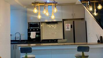 Apartemen Deluks, balkon, pemandangan kota | Dapur pribadi