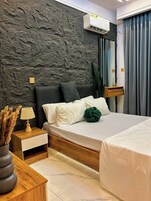 Caja de seguridad en la habitación y escritorio 