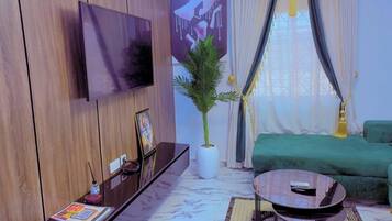 Deluxe Apartment, Balcony, City View | Living area