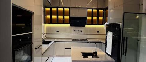 Deluxe Apartment, Balcony, City View | Private kitchen