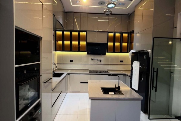 Deluxe Apartment, Balcony, City View | Private kitchen | Fridge, microwave, oven, stovetop