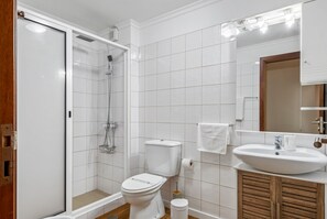 Dusj, hårføner og håndklær