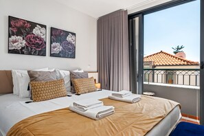 1 habitación, tabla de planchar con plancha y cuna de viaje 