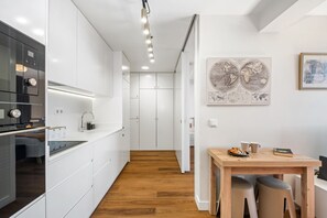 Refrigerador, microondas, horno y cafetera y tetera 
